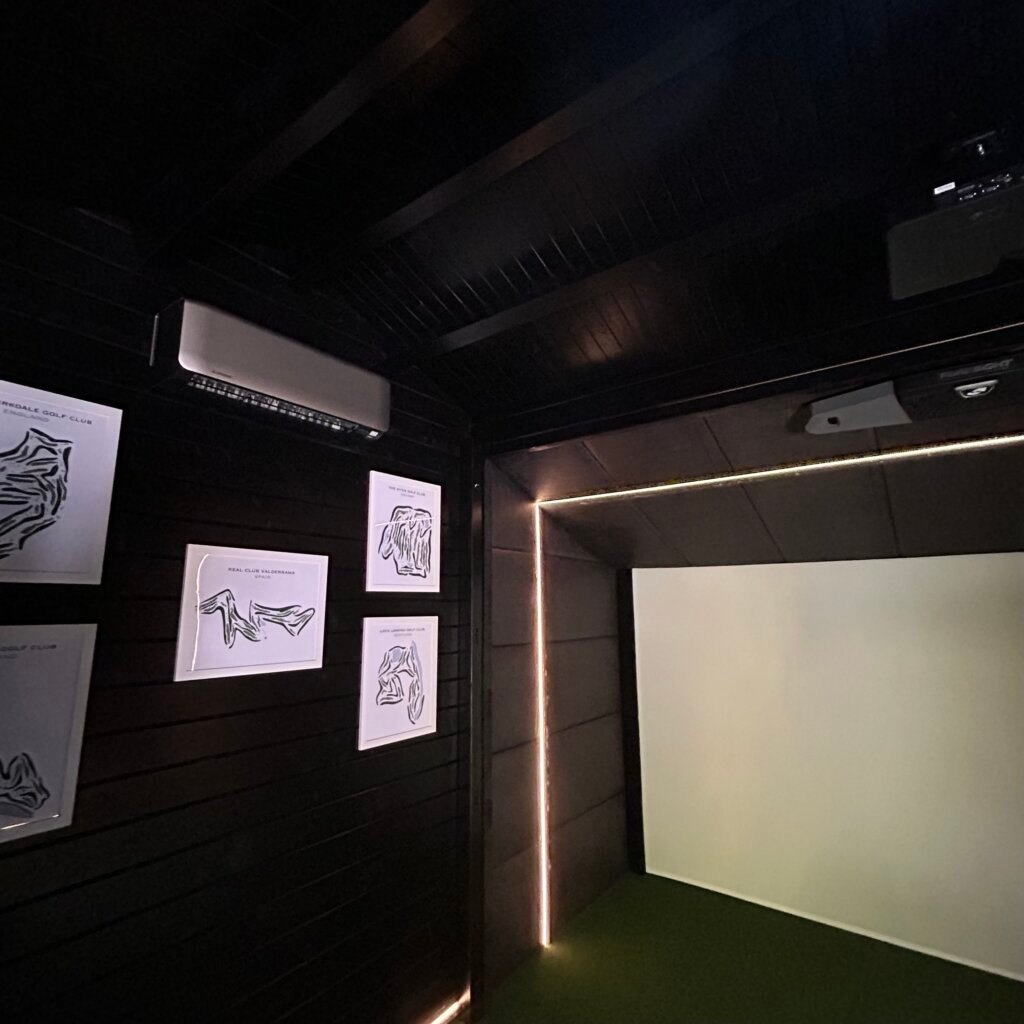 Air conditioning in golf simulator